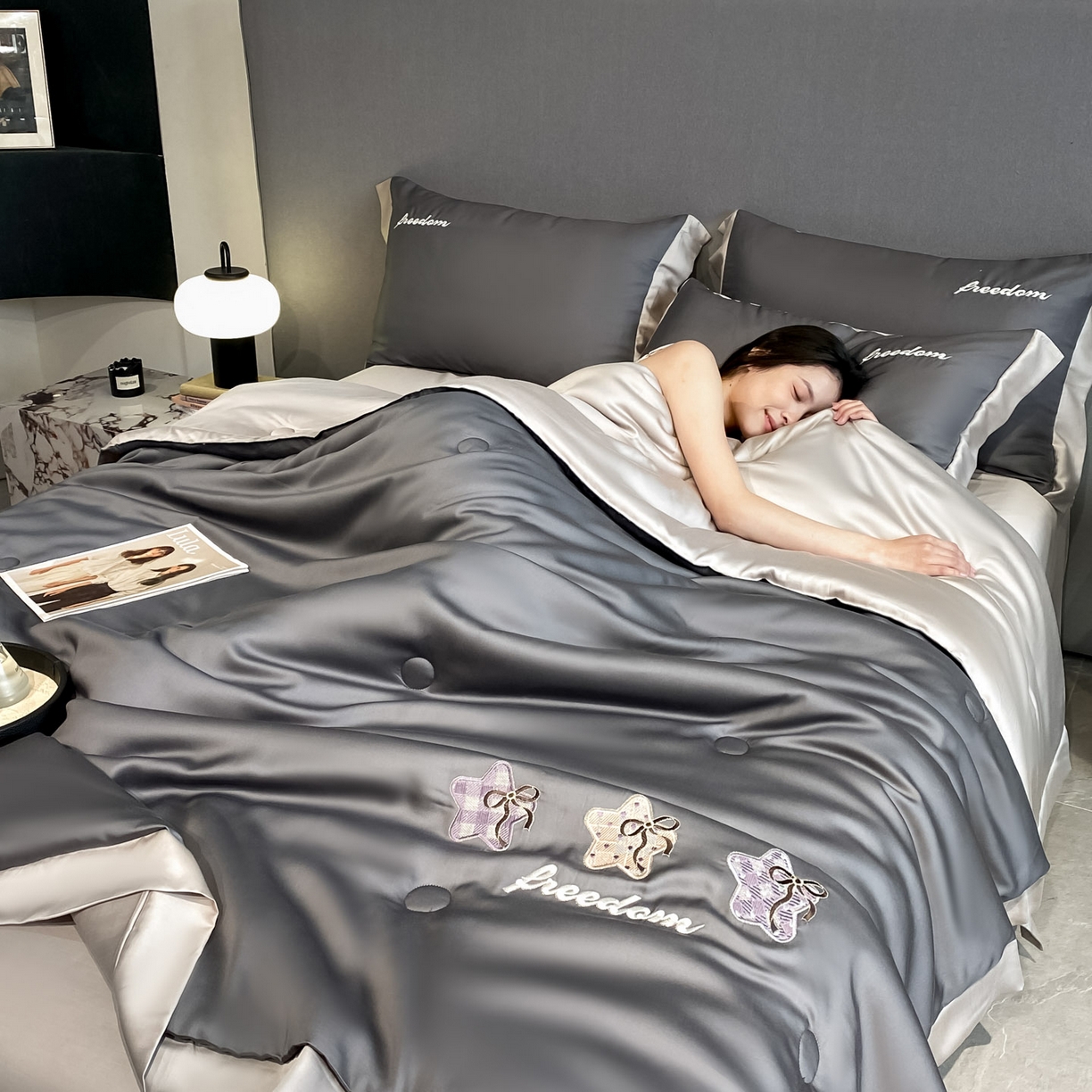 91家纺网 家纺一手货源 找家纺 云棉坊 2026新款水洗冰丝夏被宽边刺绣款-星空系列 星空-高级灰+山灰