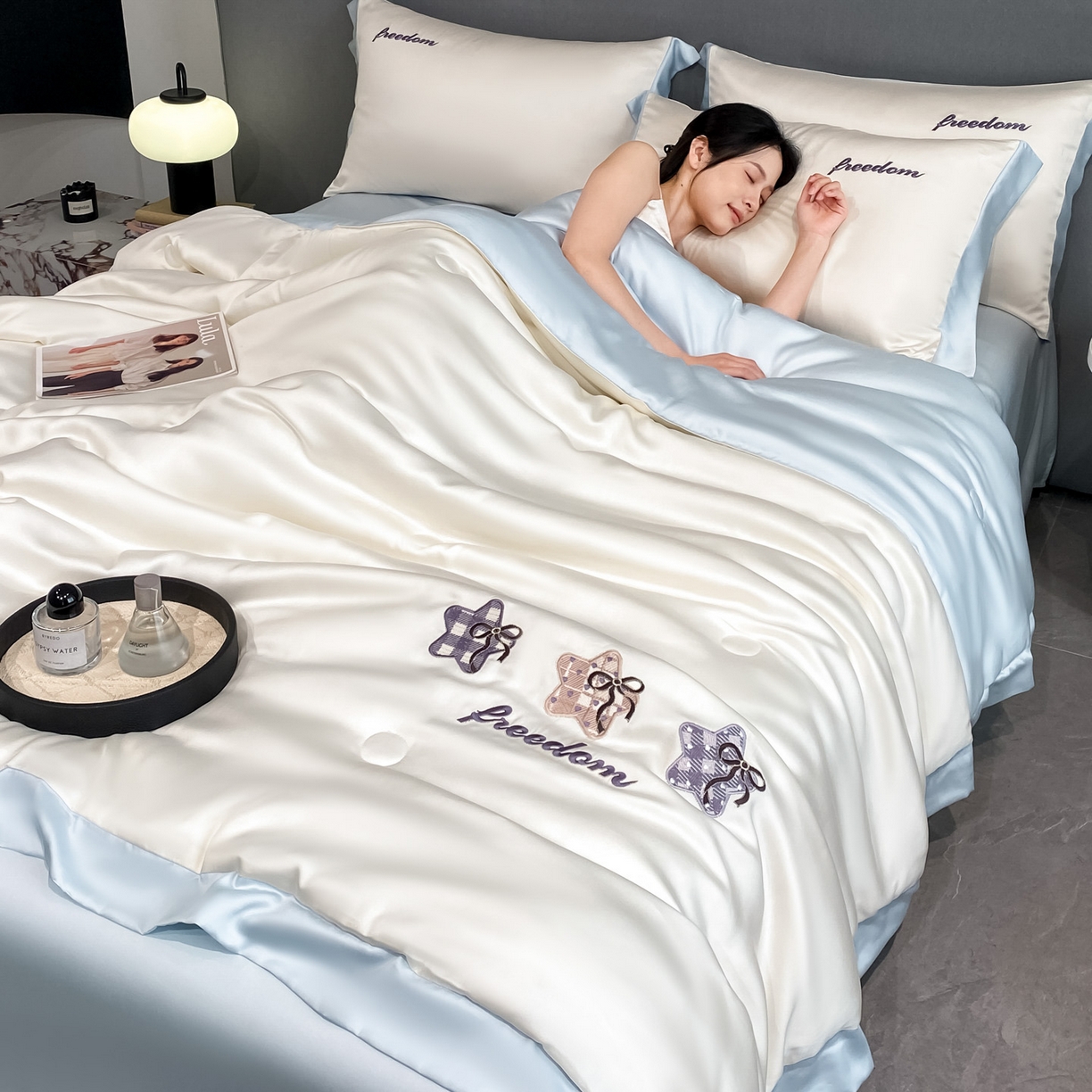 91家纺网 家纺一手货源 找家纺 云棉坊 2026新款水洗冰丝夏被宽边刺绣款-星空系列 星空-奶昔白+天空蓝