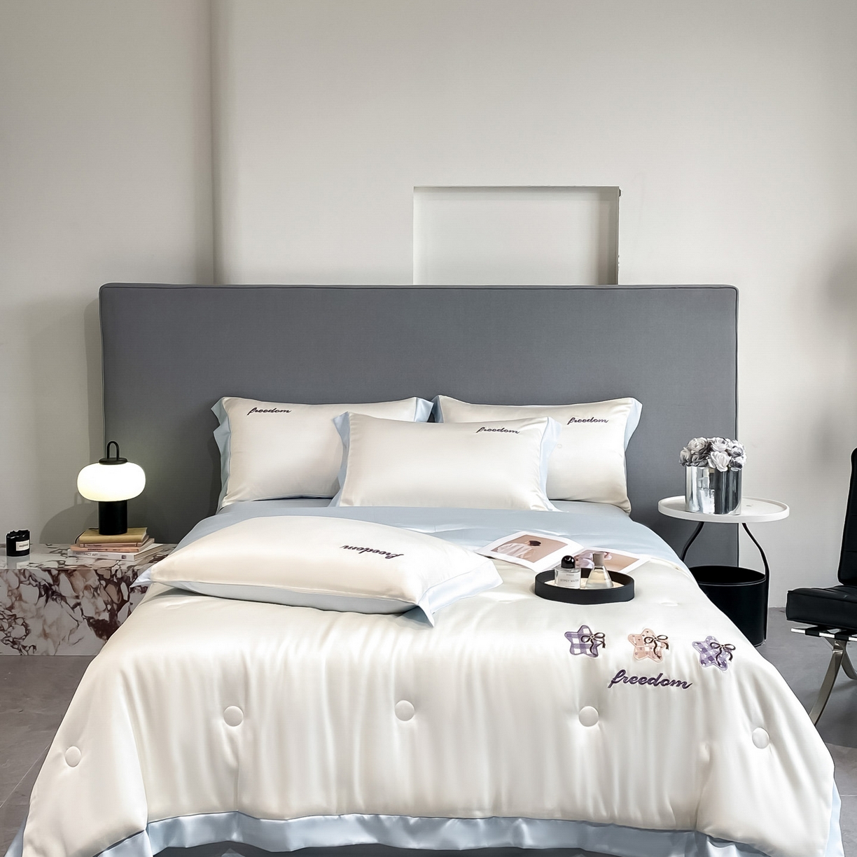 91家纺网 家纺一手货源 找家纺 云棉坊 2026新款水洗冰丝夏被宽边刺绣款-星空系列 星空-奶昔白+天空蓝