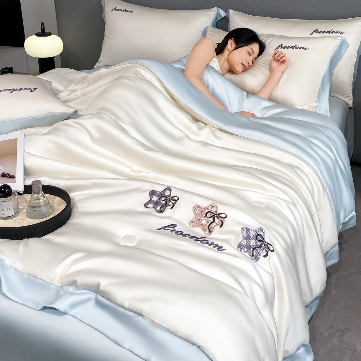 91家纺网 家纺一手货源 找家纺 云棉坊 2026新款水洗冰丝夏被宽边刺绣款-星空系列 星空-奶昔白+天空蓝