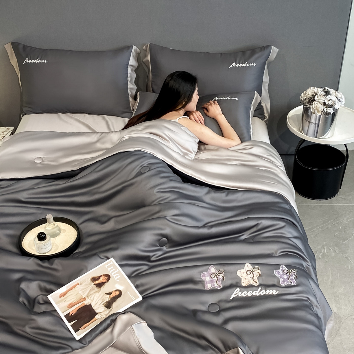 91家纺网 家纺一手货源 找家纺 云棉坊 2026新款水洗冰丝夏被宽边刺绣款-星空系列 星空-高级灰+山灰