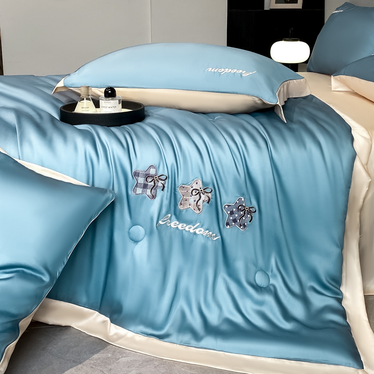 91家纺网 家纺一手货源 找家纺 云棉坊 2026新款水洗冰丝夏被宽边刺绣款-星空系列 星空-宾利蓝+梧桐杏