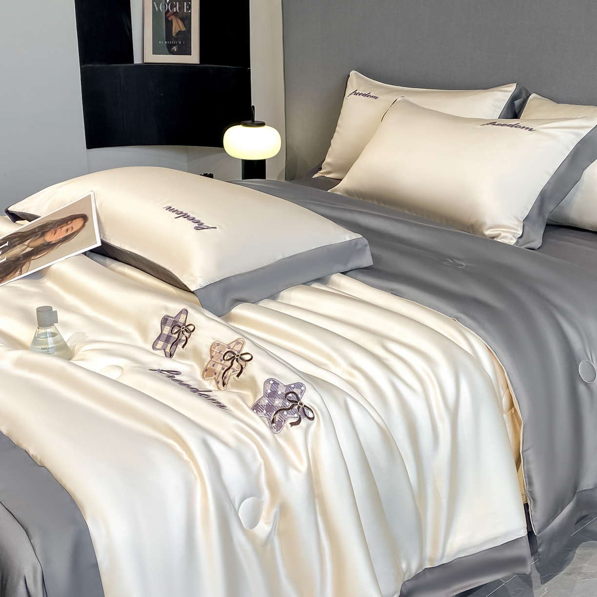 91家纺网 家纺一手货源 找家纺 云棉坊 2026新款水洗冰丝夏被宽边刺绣款-星空系列 星空-奶咖+高级灰