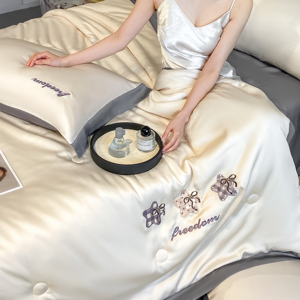 91家纺网 家纺一手货源 找家纺 云棉坊 2026新款水洗冰丝夏被宽边刺绣款-星空系列 星空-奶咖+高级灰