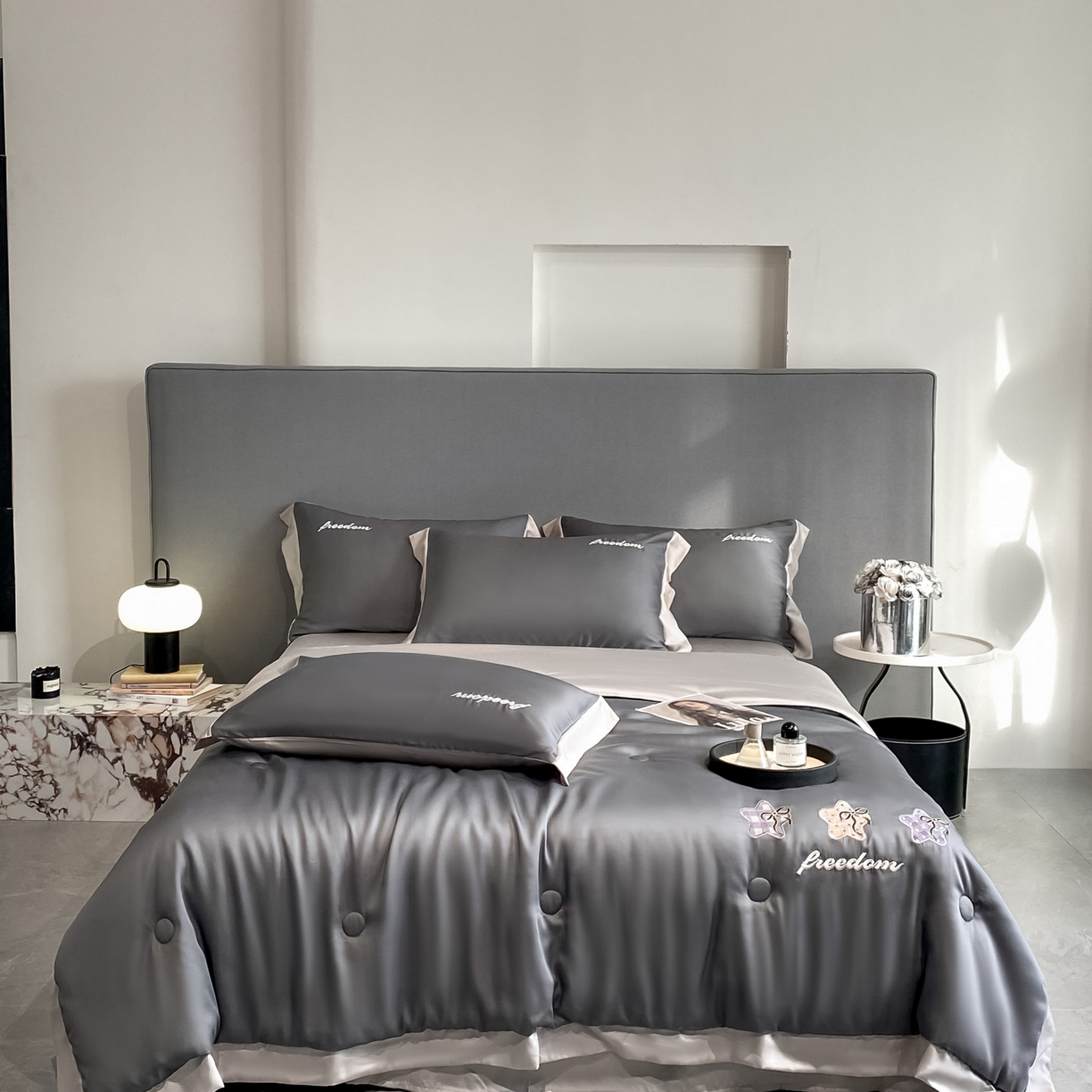 91家纺网 家纺一手货源 找家纺 云棉坊 2026新款水洗冰丝夏被宽边刺绣款-星空系列 星空-高级灰+山灰