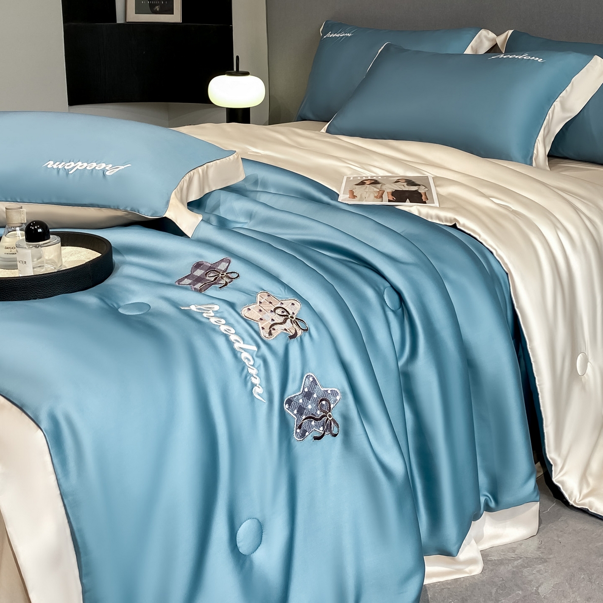 91家纺网 家纺一手货源 找家纺 云棉坊 2026新款水洗冰丝夏被宽边刺绣款-星空系列 星空-宾利蓝+梧桐杏