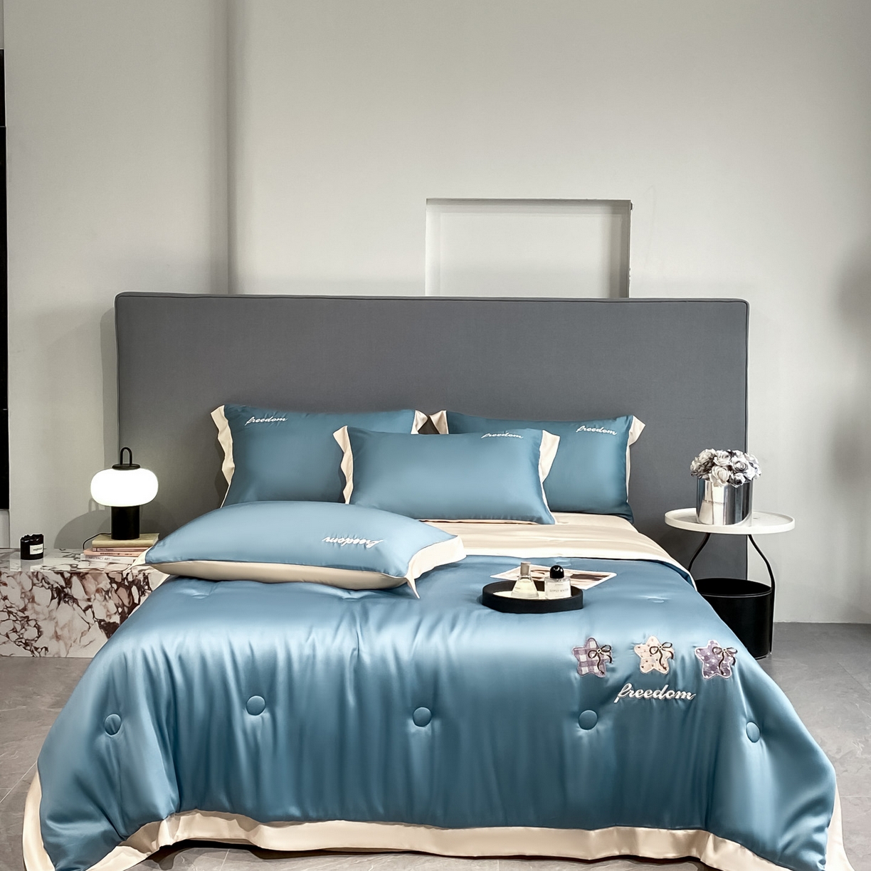 91家纺网 家纺一手货源 找家纺 云棉坊 2026新款水洗冰丝夏被宽边刺绣款-星空系列 星空-宾利蓝+梧桐杏