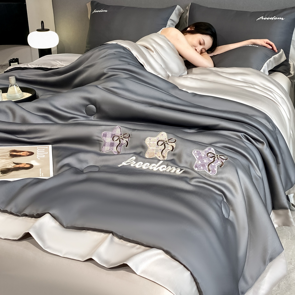 91家纺网 家纺一手货源 找家纺 云棉坊 2026新款水洗冰丝夏被宽边刺绣款-星空系列 星空-高级灰+山灰