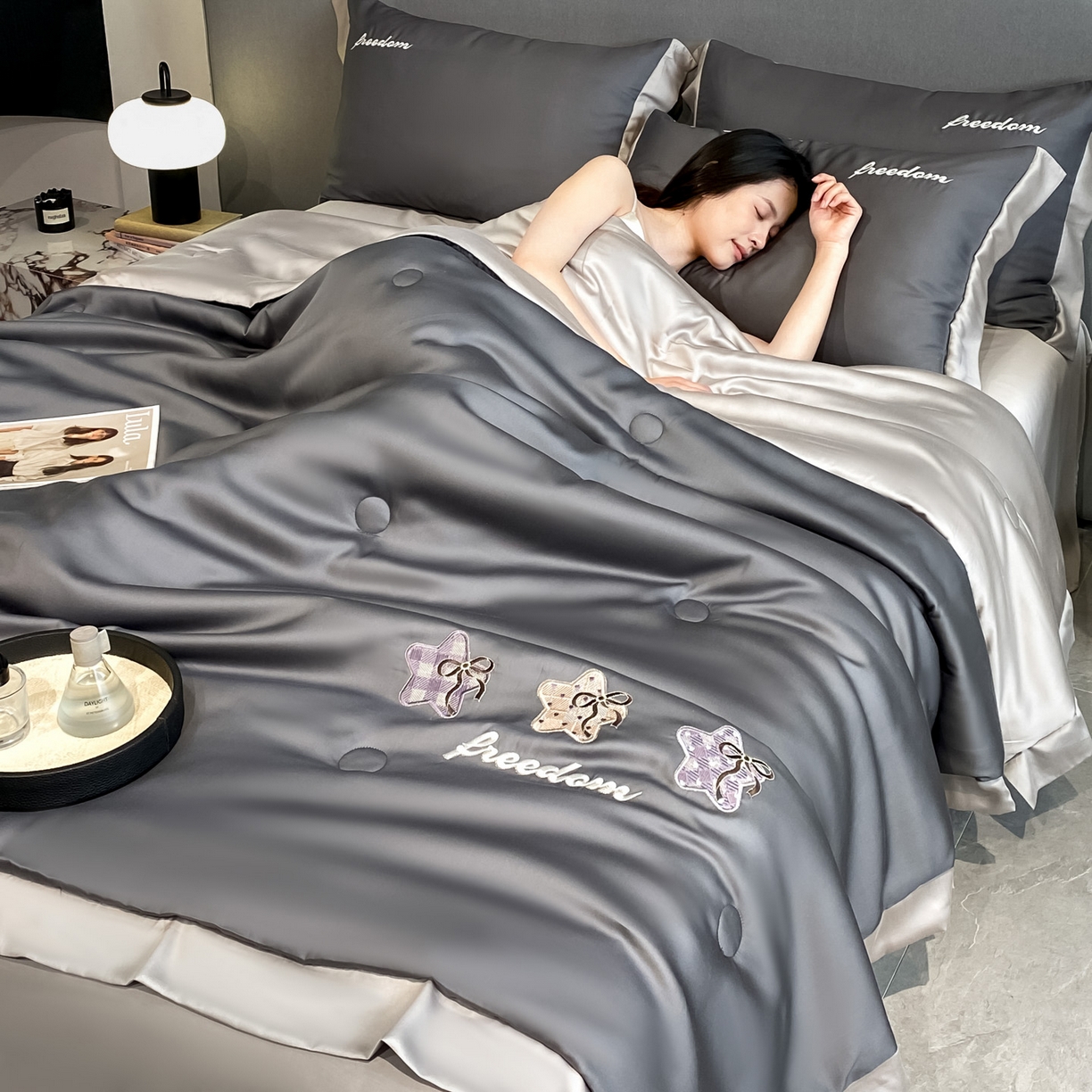 91家纺网 家纺一手货源 找家纺 云棉坊 2026新款水洗冰丝夏被宽边刺绣款-星空系列 星空-高级灰+山灰