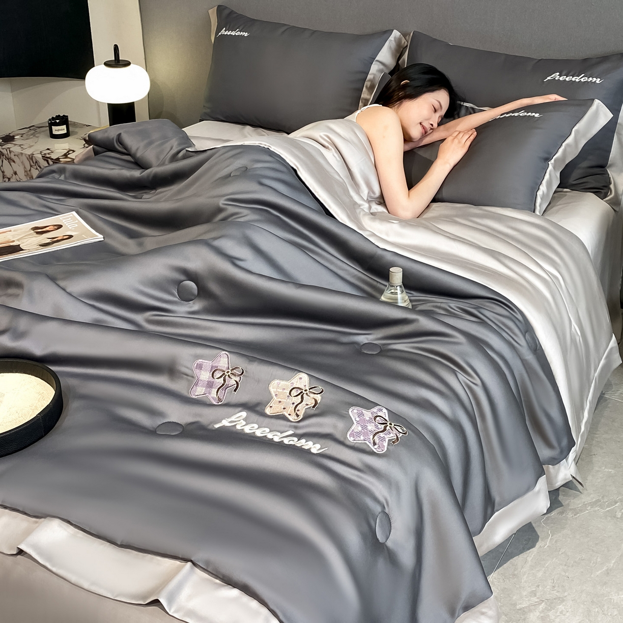 91家纺网 家纺一手货源 找家纺 云棉坊 2026新款水洗冰丝夏被宽边刺绣款-星空系列 星空-高级灰+山灰