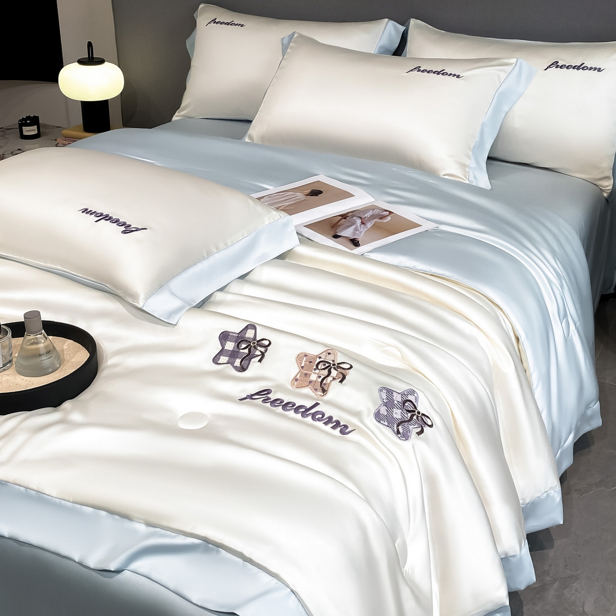 91家纺网 家纺一手货源 找家纺 云棉坊 2026新款水洗冰丝夏被宽边刺绣款-星空系列 星空-奶昔白+天空蓝