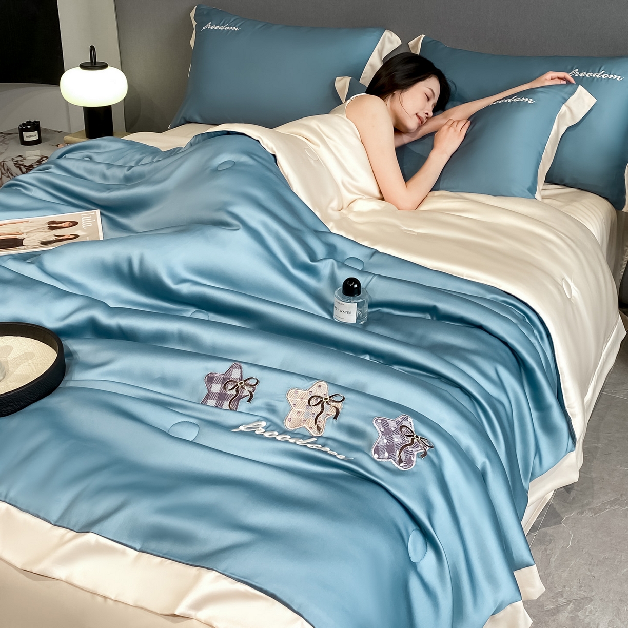 91家纺网 家纺一手货源 找家纺 云棉坊 2026新款水洗冰丝夏被宽边刺绣款-星空系列 星空-宾利蓝+梧桐杏