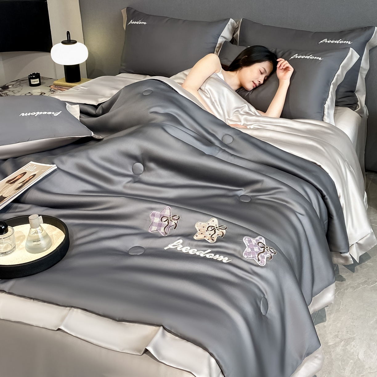 91家纺网 家纺一手货源 找家纺 云棉坊 2026新款水洗冰丝夏被宽边刺绣款-星空系列 星空-高级灰+山灰