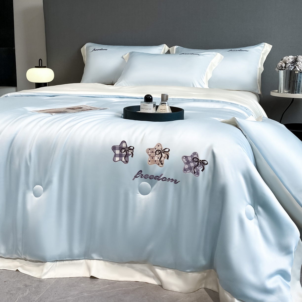 91家纺网 家纺一手货源 找家纺 云棉坊 2026新款水洗冰丝夏被宽边刺绣款-星空系列 星空-天空蓝+奶昔白