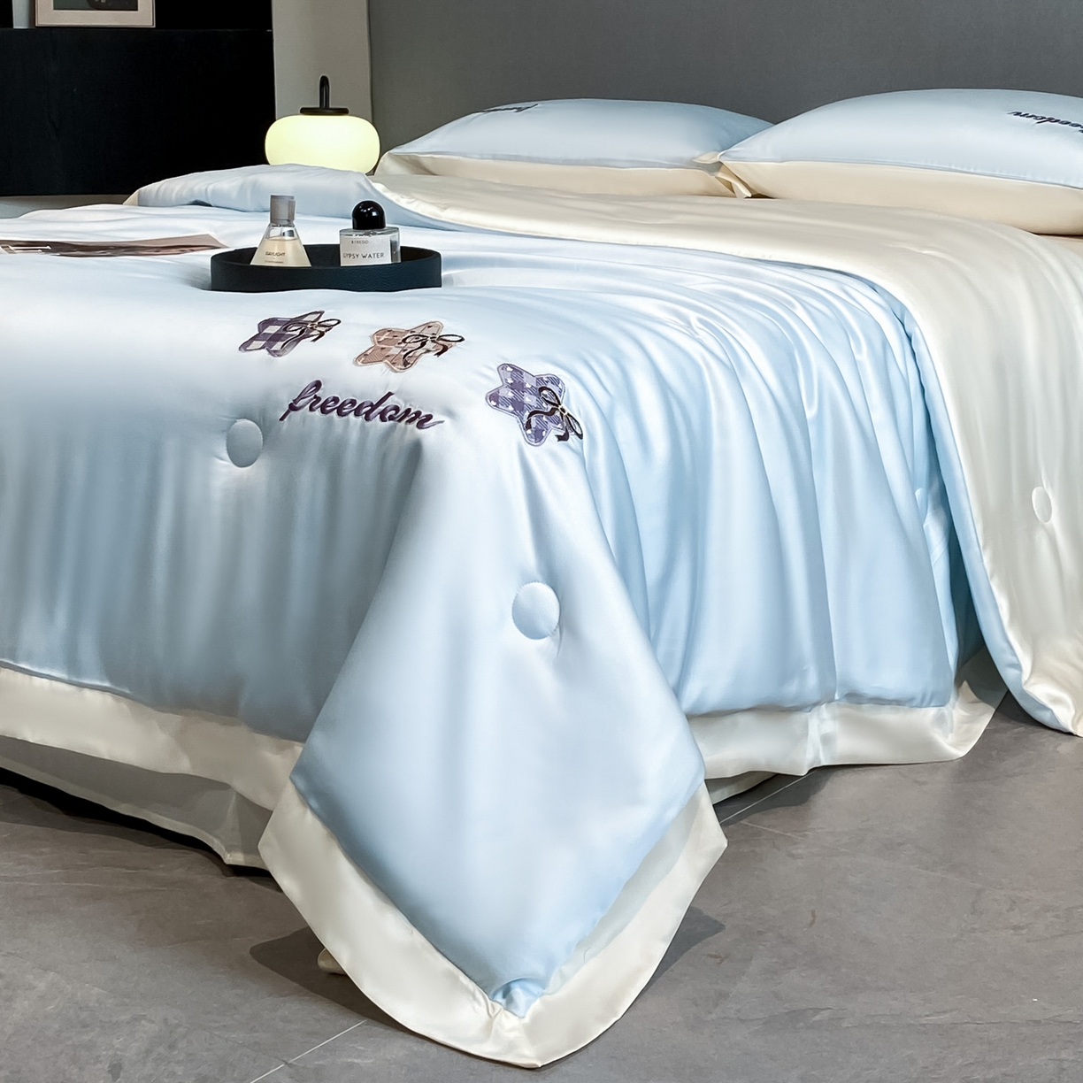 91家纺网 家纺一手货源 找家纺 云棉坊 2026新款水洗冰丝夏被宽边刺绣款-星空系列 星空-天空蓝+奶昔白