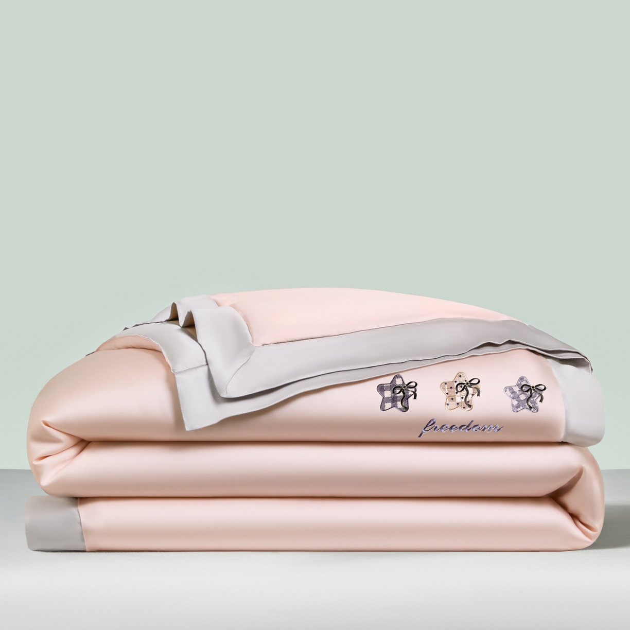 91家纺网 家纺一手货源 找家纺 云棉坊 2026新款水洗冰丝夏被宽边刺绣款-星空系列 星空-奶油粉+山灰