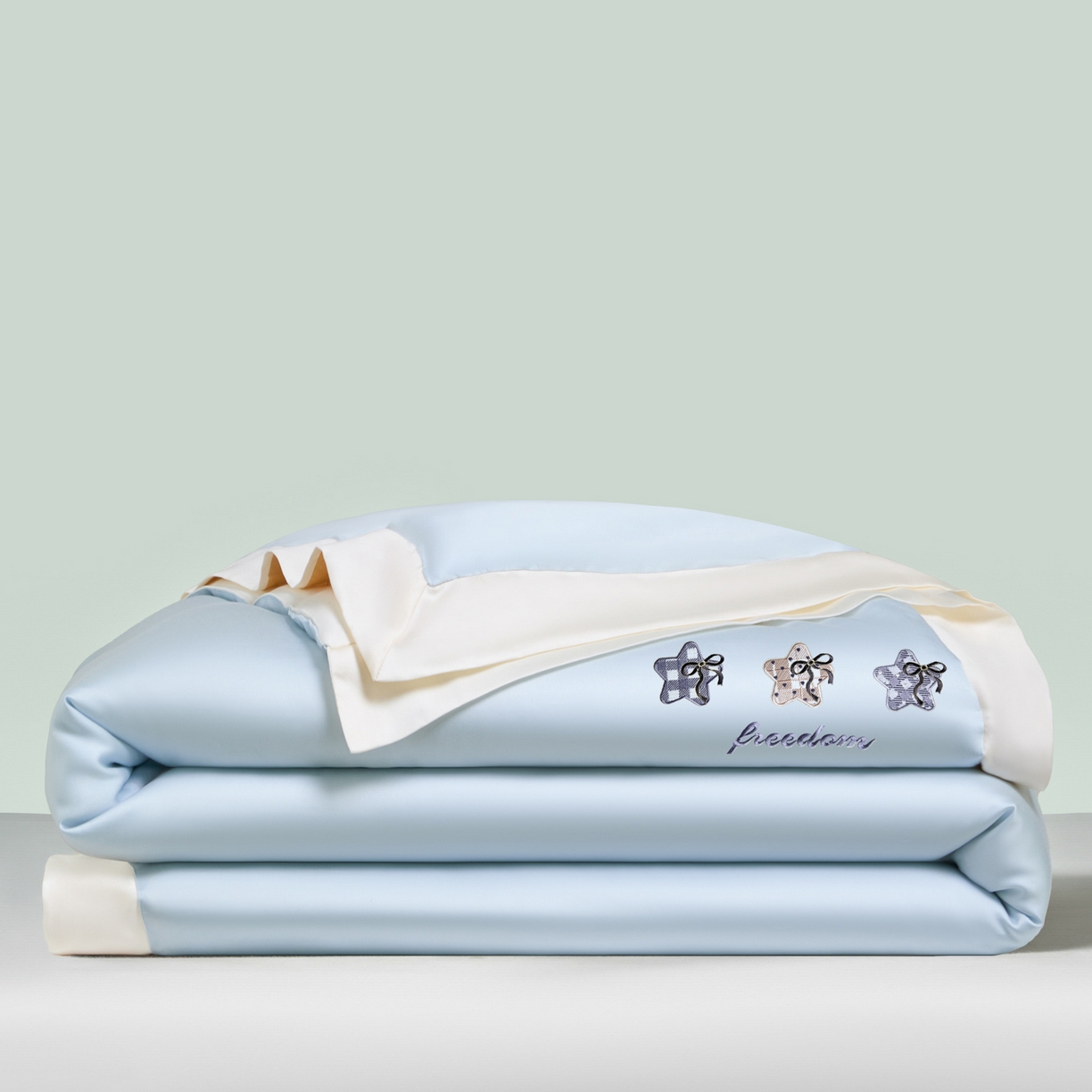 91家纺网 家纺一手货源 找家纺 云棉坊 2026新款水洗冰丝夏被宽边刺绣款-星空系列 星空-天空蓝+奶昔白