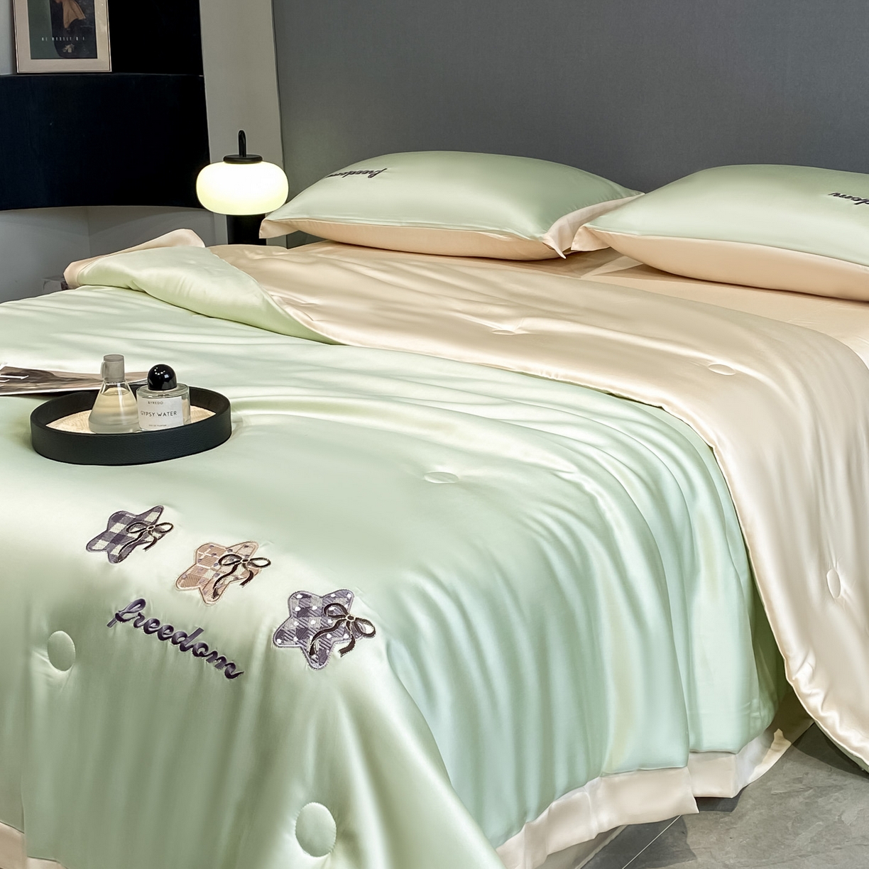 91家纺网 家纺一手货源 找家纺 云棉坊 2026新款水洗冰丝夏被宽边刺绣款-星空系列 星空-水果清香+奶咖