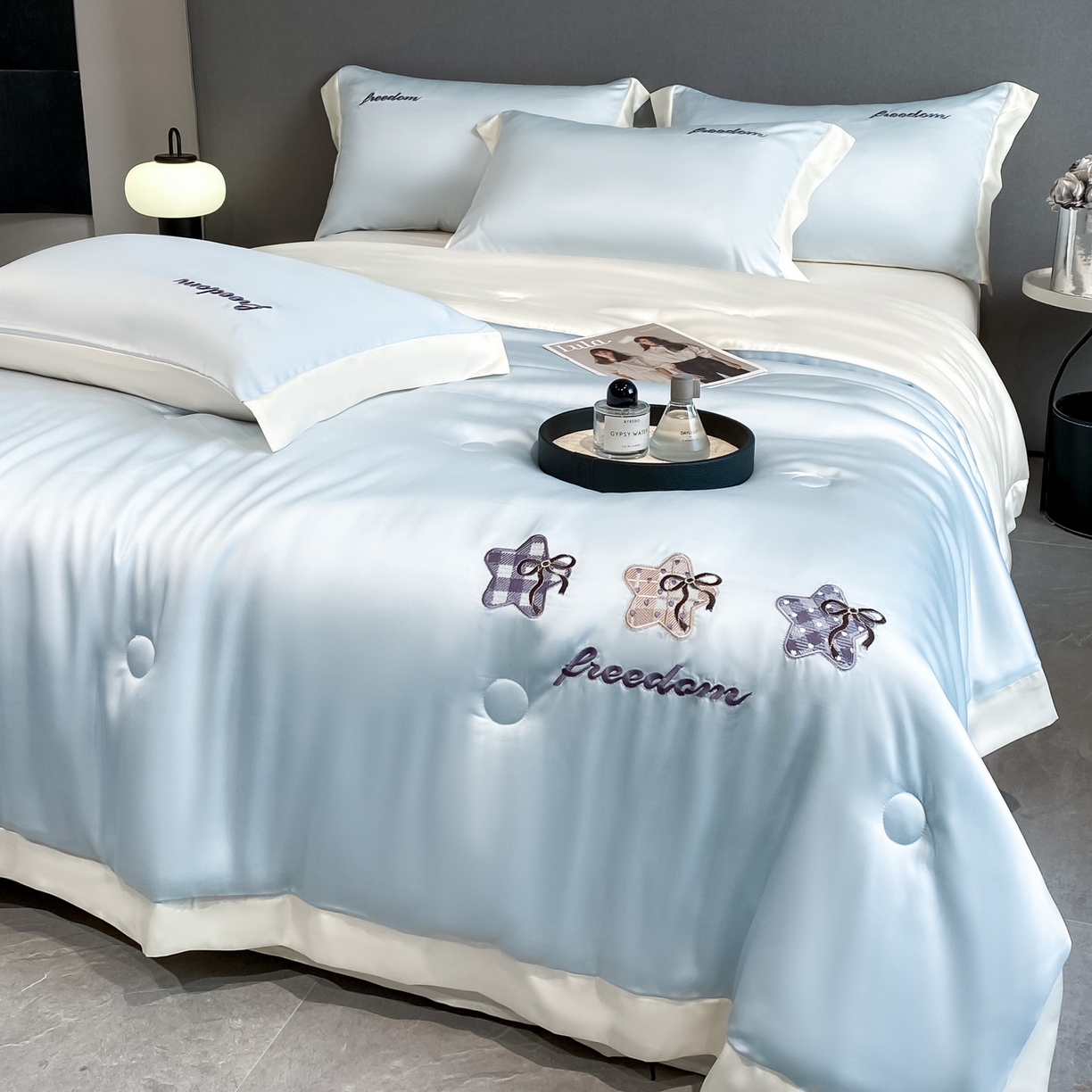 91家纺网 家纺一手货源 找家纺 云棉坊 2026新款水洗冰丝夏被宽边刺绣款-星空系列 星空-天空蓝+奶昔白