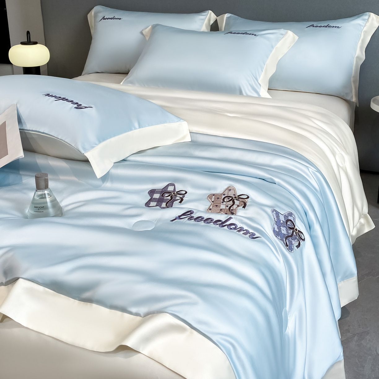 91家纺网 家纺一手货源 找家纺 云棉坊 2026新款水洗冰丝夏被宽边刺绣款-星空系列 星空-天空蓝+奶昔白