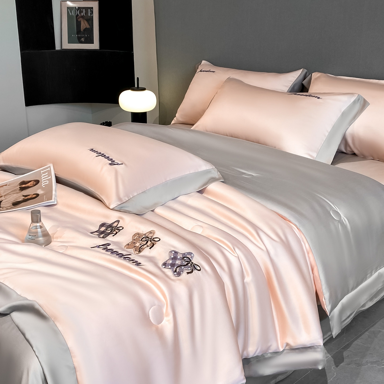 91家纺网 家纺一手货源 找家纺 云棉坊 2026新款水洗冰丝夏被宽边刺绣款-星空系列 星空-奶油粉+山灰