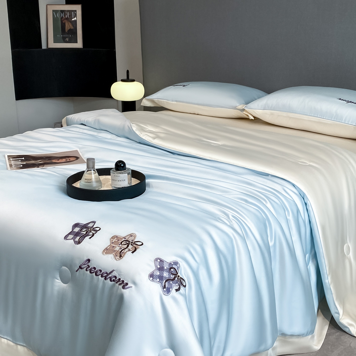 91家纺网 家纺一手货源 找家纺 云棉坊 2026新款水洗冰丝夏被宽边刺绣款-星空系列 星空-天空蓝+奶昔白