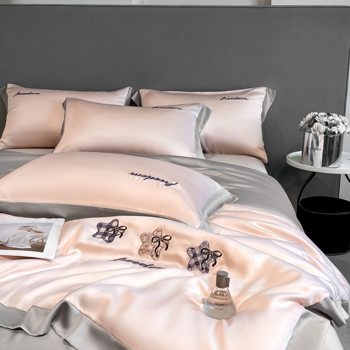 91家纺网 家纺一手货源 找家纺 云棉坊 2026新款水洗冰丝夏被宽边刺绣款-星空系列 星空-奶油粉+山灰