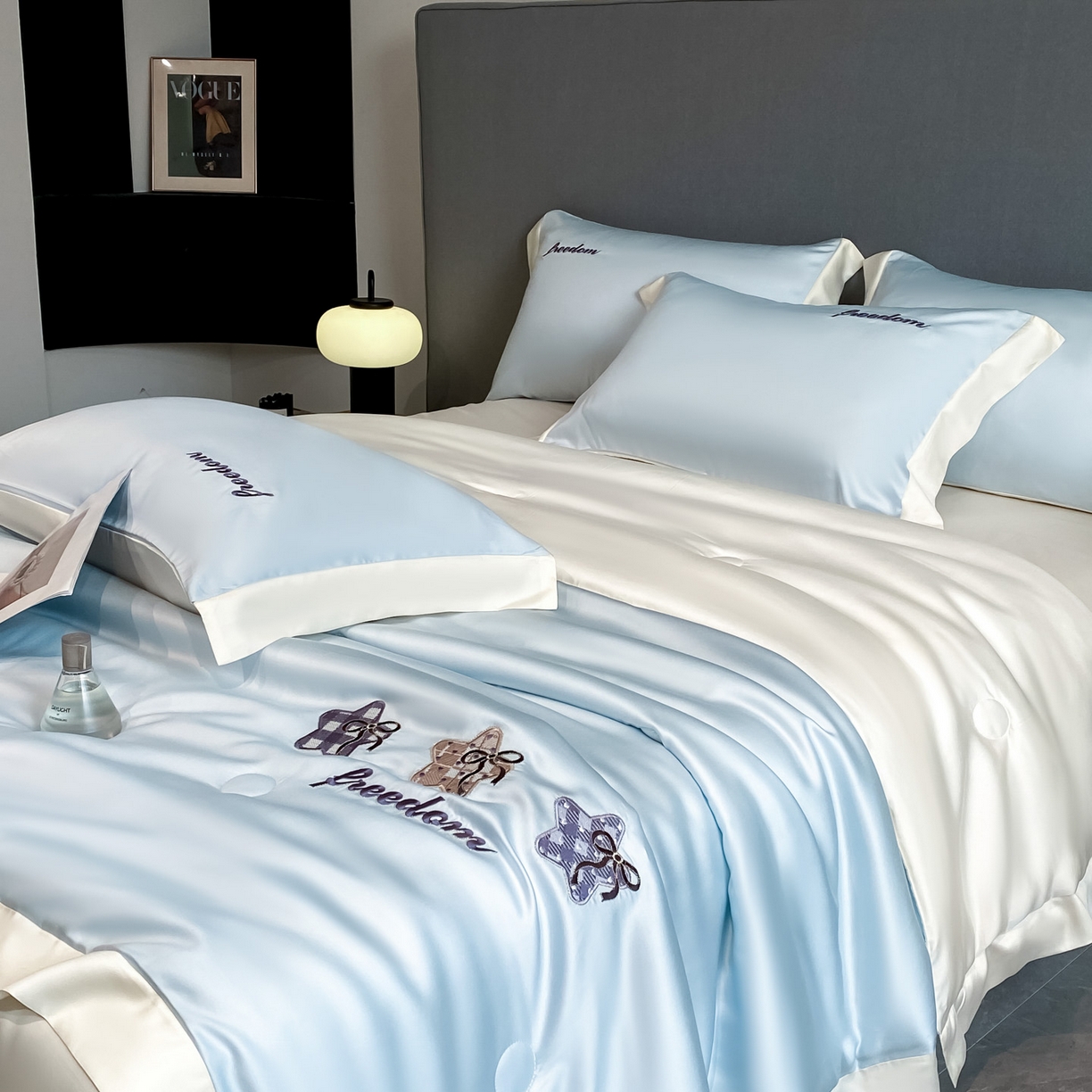 91家纺网 家纺一手货源 找家纺 云棉坊 2026新款水洗冰丝夏被宽边刺绣款-星空系列 星空-天空蓝+奶昔白