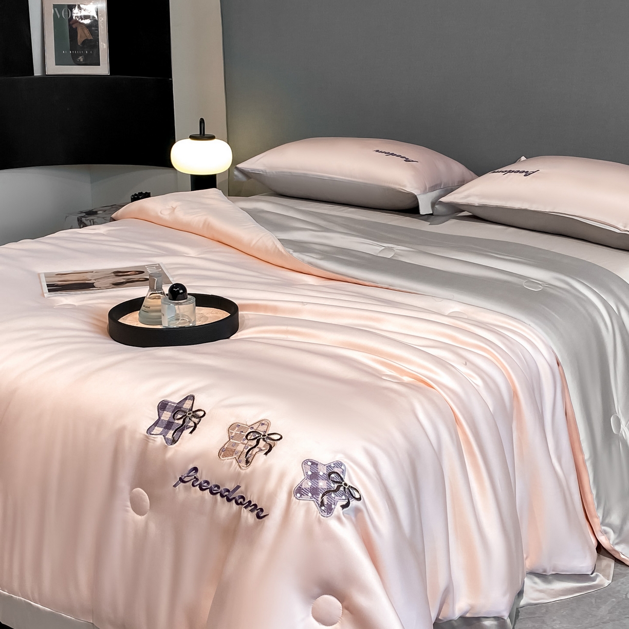 91家纺网 家纺一手货源 找家纺 云棉坊 2026新款水洗冰丝夏被宽边刺绣款-星空系列 星空-奶油粉+山灰