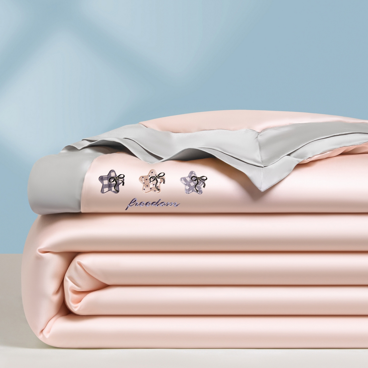 91家纺网 家纺一手货源 找家纺 云棉坊 2026新款水洗冰丝夏被宽边刺绣款-星空系列 星空-奶油粉+山灰