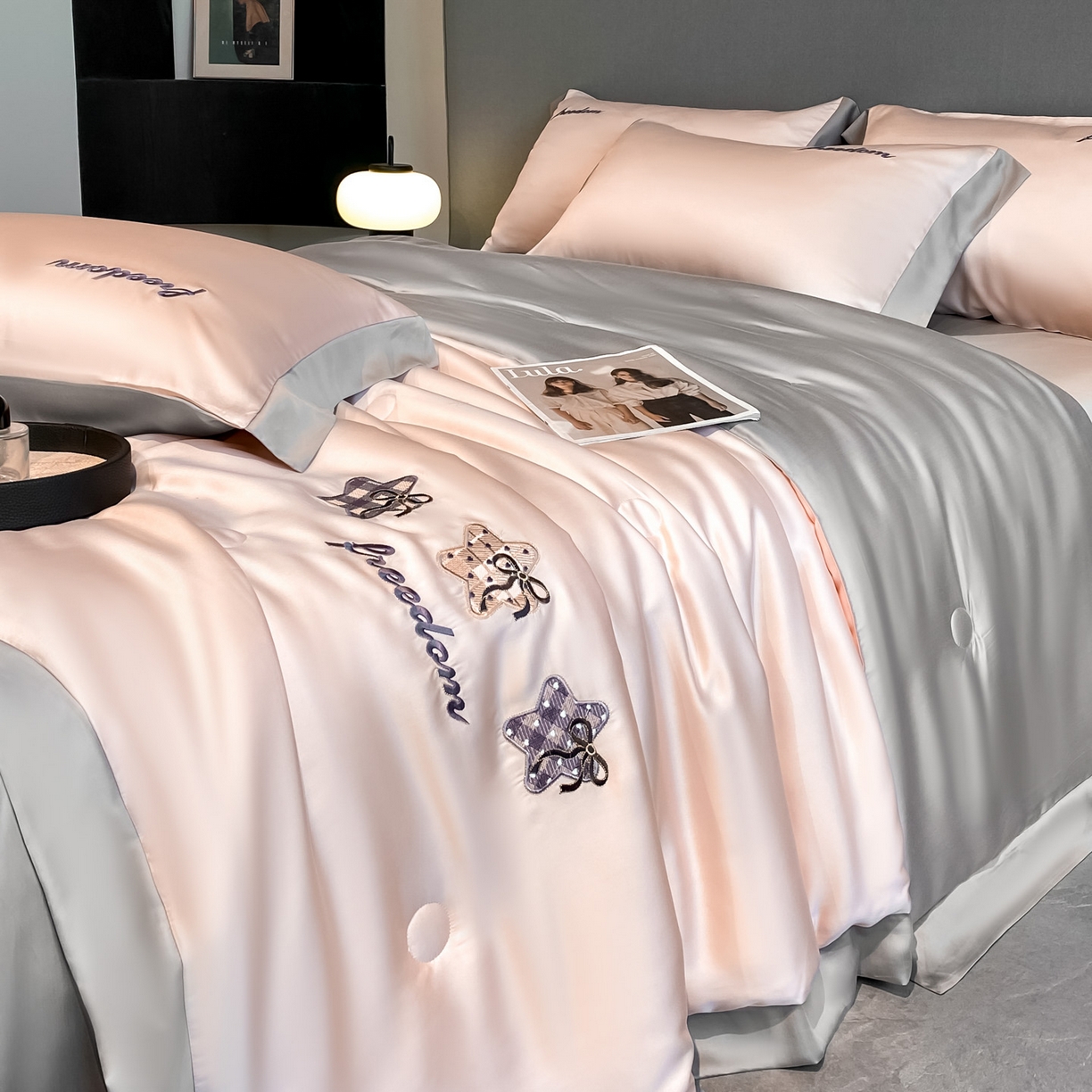 91家纺网 家纺一手货源 找家纺 云棉坊 2026新款水洗冰丝夏被宽边刺绣款-星空系列 星空-奶油粉+山灰