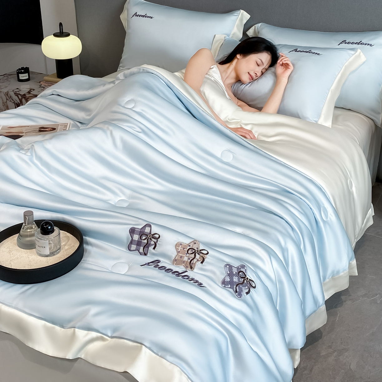 91家纺网 家纺一手货源 找家纺 云棉坊 2026新款水洗冰丝夏被宽边刺绣款-星空系列 星空-天空蓝+奶昔白