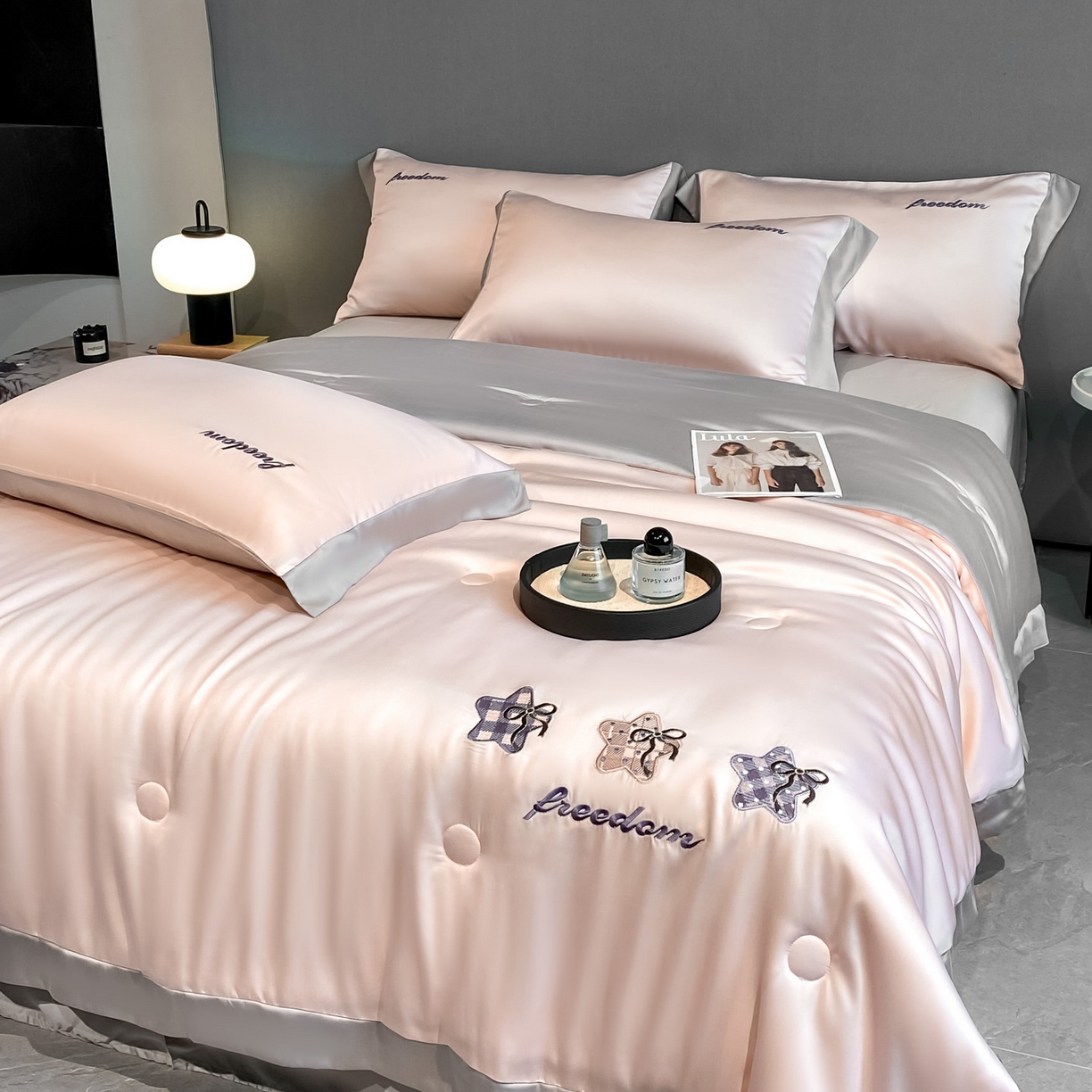 91家纺网 家纺一手货源 找家纺 云棉坊 2026新款水洗冰丝夏被宽边刺绣款-星空系列 星空-奶油粉+山灰