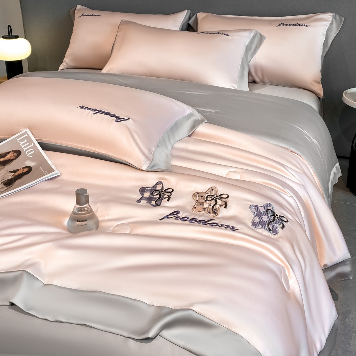 91家纺网 家纺一手货源 找家纺 云棉坊 2026新款水洗冰丝夏被宽边刺绣款-星空系列 星空-奶油粉+山灰