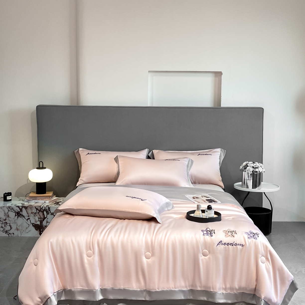 91家纺网 家纺一手货源 找家纺 云棉坊 2026新款水洗冰丝夏被宽边刺绣款-星空系列 星空-奶油粉+山灰