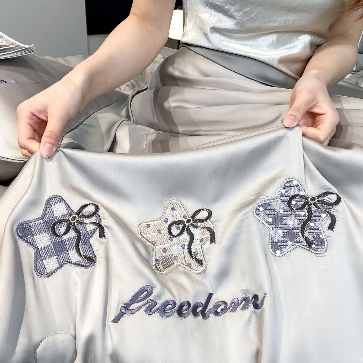 91家纺网 家纺一手货源 找家纺 云棉坊 2026新款水洗冰丝夏被宽边刺绣款-星空系列 星空-山灰+中灰