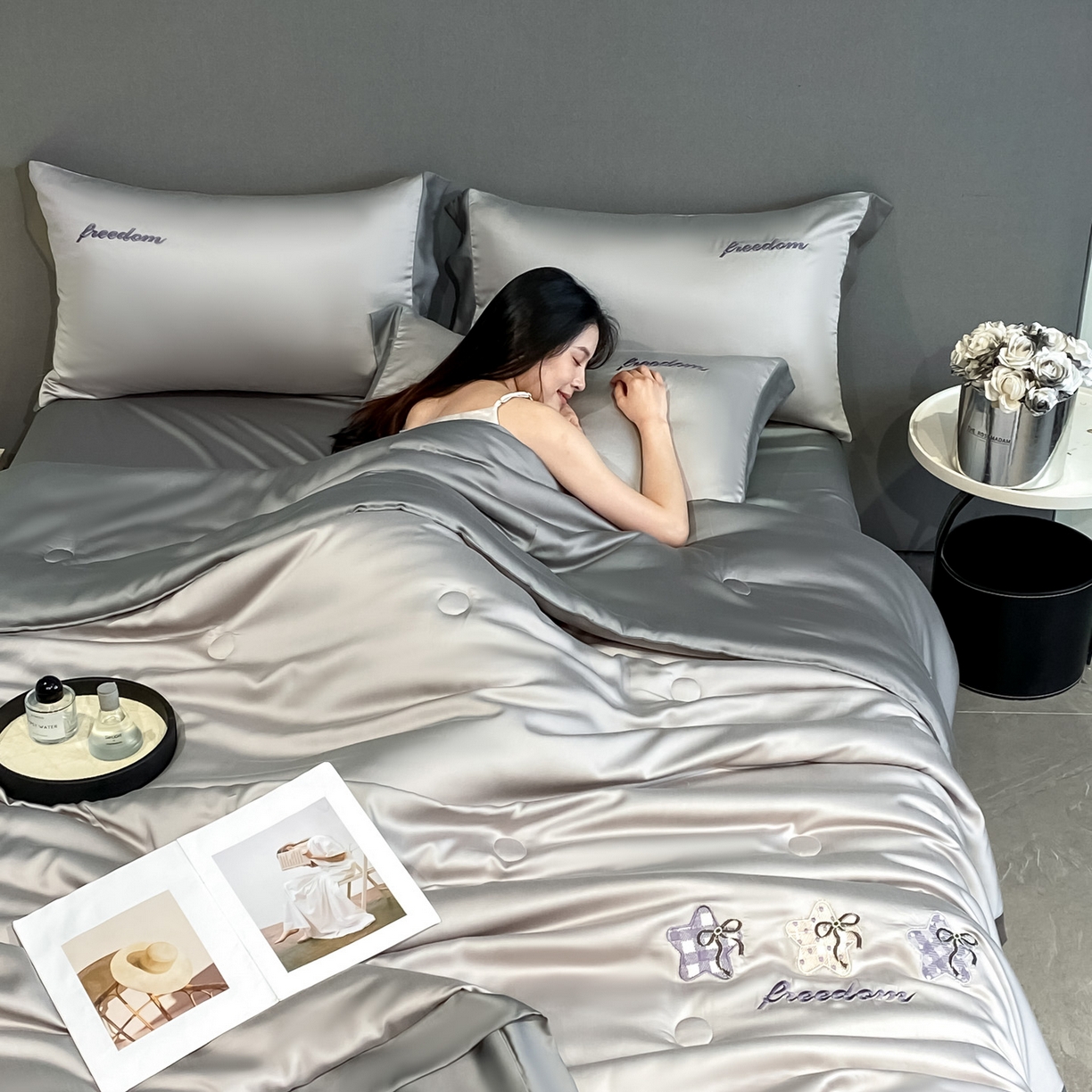 91家纺网 家纺一手货源 找家纺 云棉坊 2026新款水洗冰丝夏被宽边刺绣款-星空系列 星空-山灰+中灰