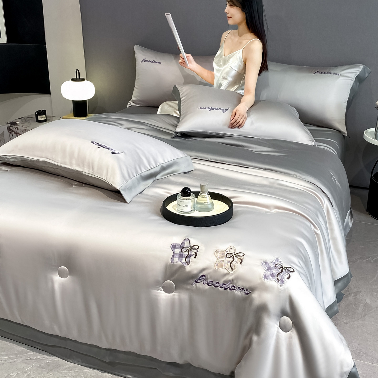 91家纺网 家纺一手货源 找家纺 云棉坊 2026新款水洗冰丝夏被宽边刺绣款-星空系列 星空-山灰+中灰