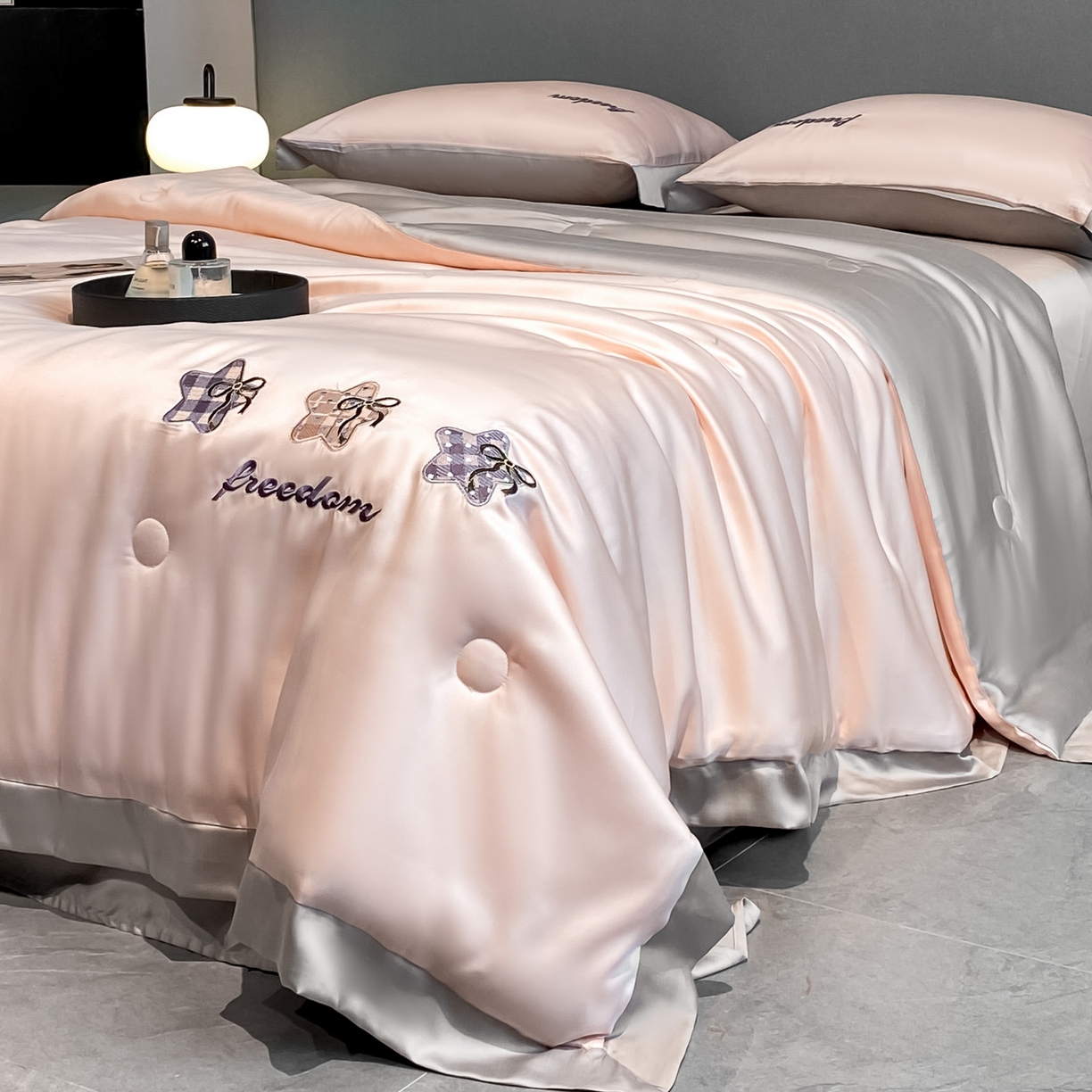 91家纺网 家纺一手货源 找家纺 云棉坊 2026新款水洗冰丝夏被宽边刺绣款-星空系列 星空-奶油粉+山灰