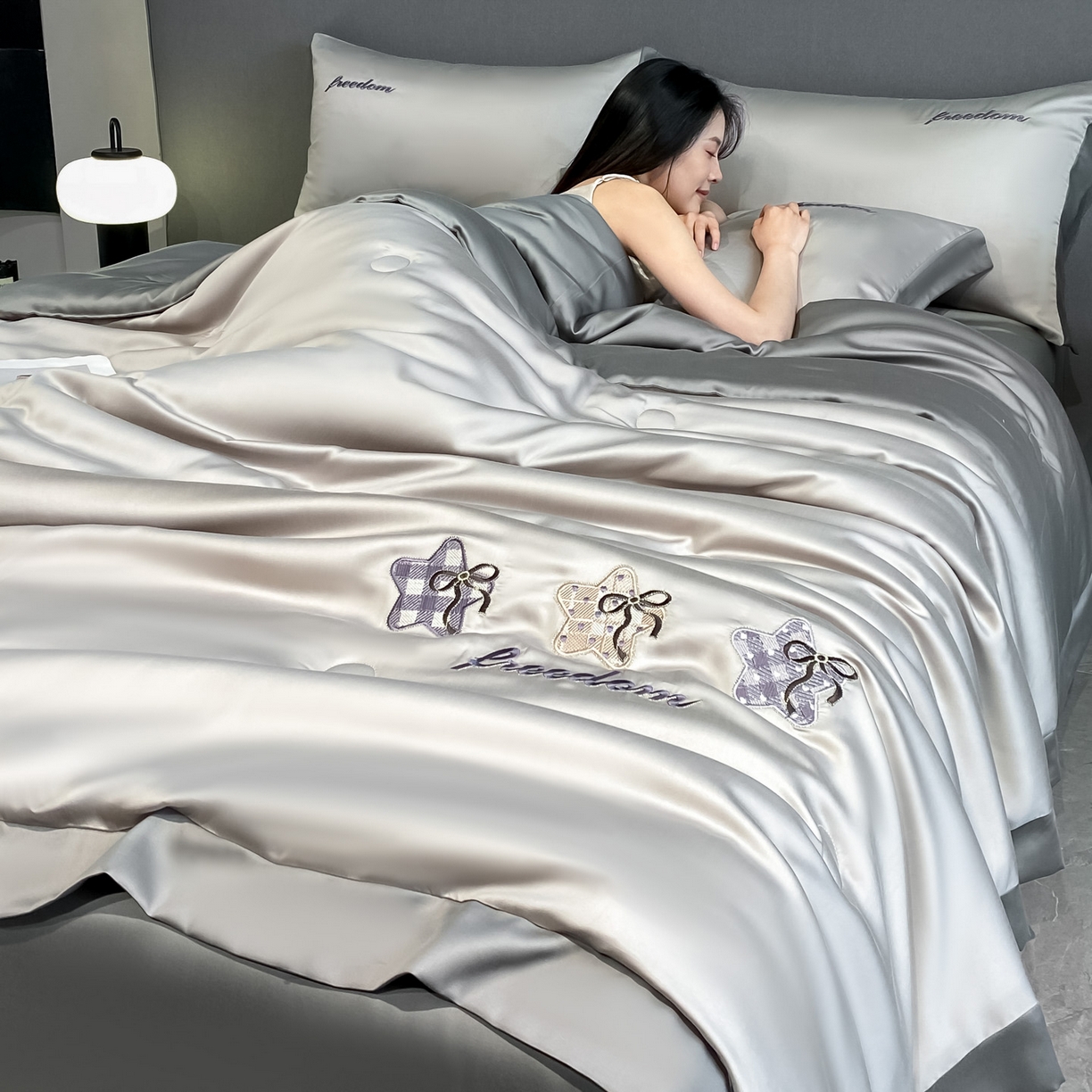 91家纺网 家纺一手货源 找家纺 云棉坊 2026新款水洗冰丝夏被宽边刺绣款-星空系列 星空-山灰+中灰