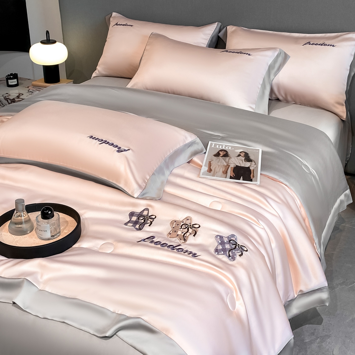 91家纺网 家纺一手货源 找家纺 云棉坊 2026新款水洗冰丝夏被宽边刺绣款-星空系列 星空-奶油粉+山灰