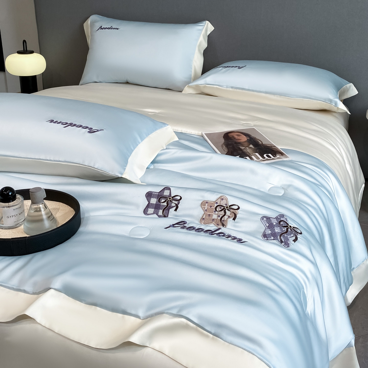 91家纺网 家纺一手货源 找家纺 云棉坊 2026新款水洗冰丝夏被宽边刺绣款-星空系列 星空-天空蓝+奶昔白