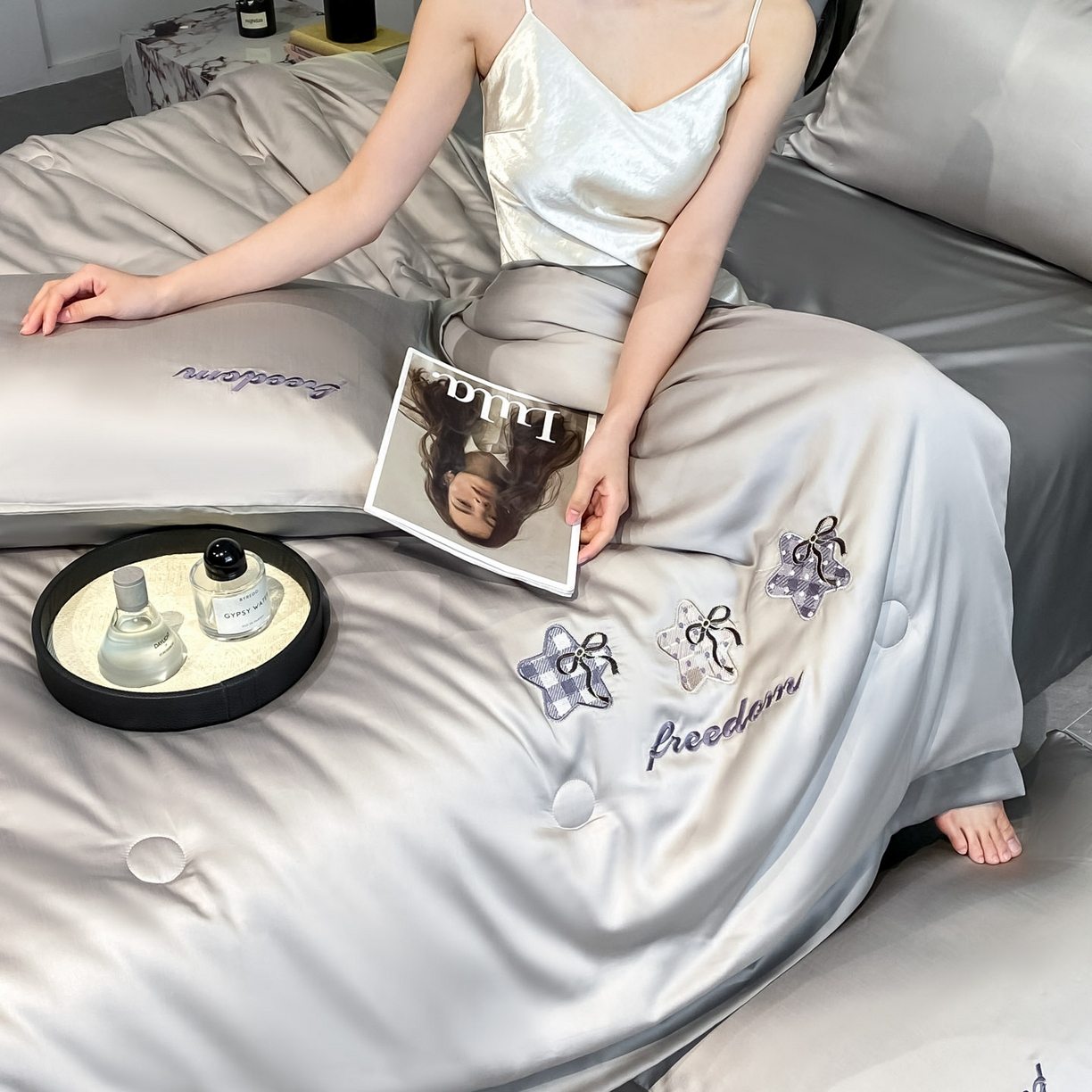 91家纺网 家纺一手货源 找家纺 云棉坊 2026新款水洗冰丝夏被宽边刺绣款-星空系列 星空-山灰+中灰