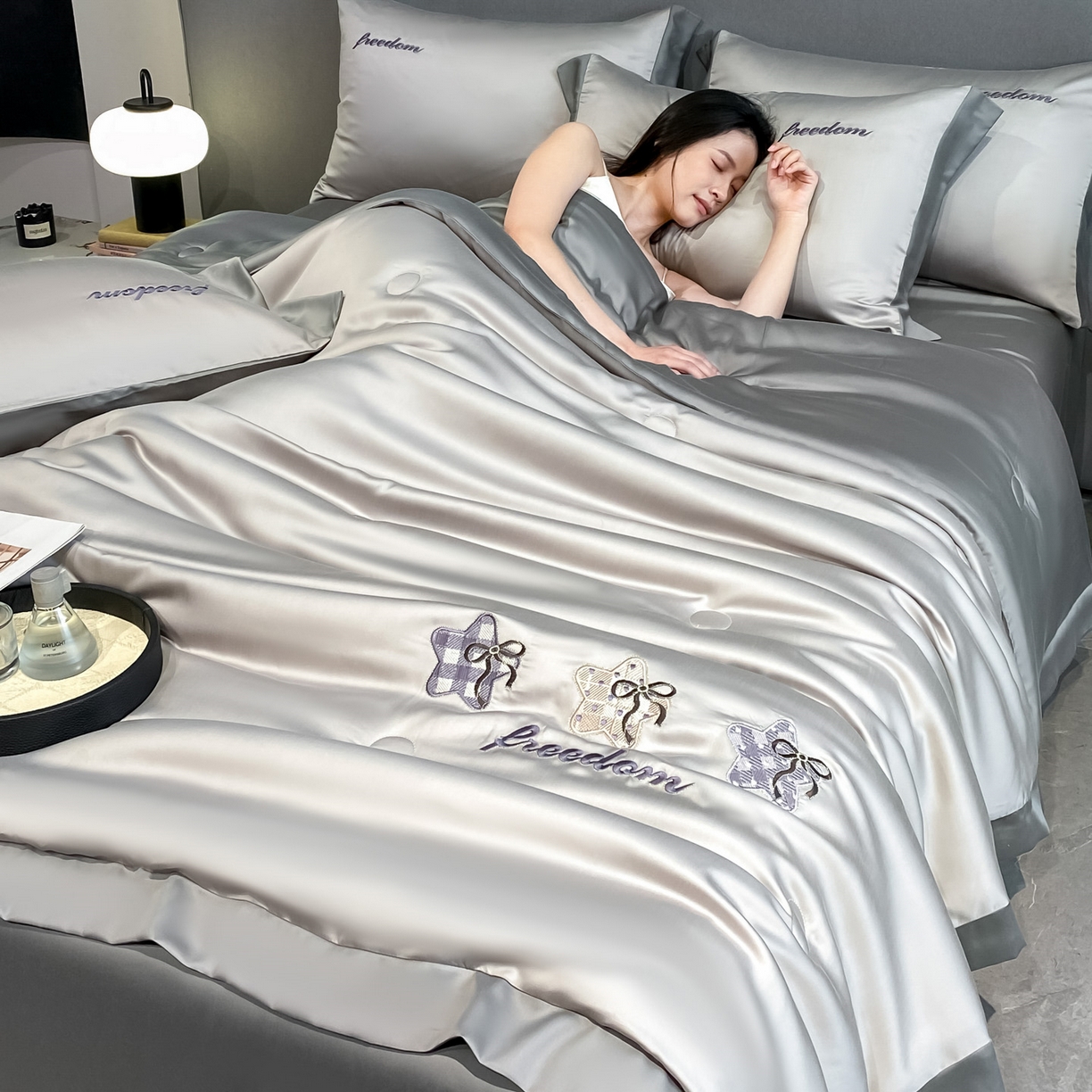 91家纺网 家纺一手货源 找家纺 云棉坊 2026新款水洗冰丝夏被宽边刺绣款-星空系列 星空-山灰+中灰