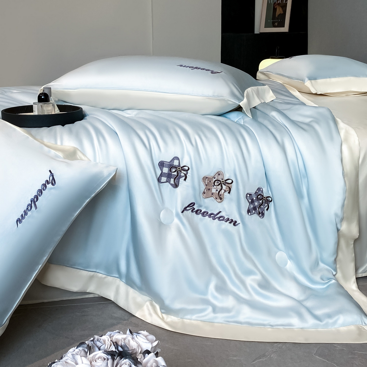 91家纺网 家纺一手货源 找家纺 云棉坊 2026新款水洗冰丝夏被宽边刺绣款-星空系列 星空-天空蓝+奶昔白