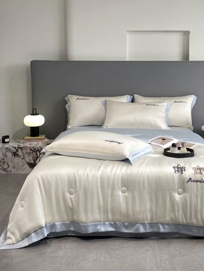 91家纺网 家纺一手货源 找家纺 云棉坊 2026新款水洗冰丝夏被宽边刺绣款-星空系列 星空-奶昔白+天空蓝