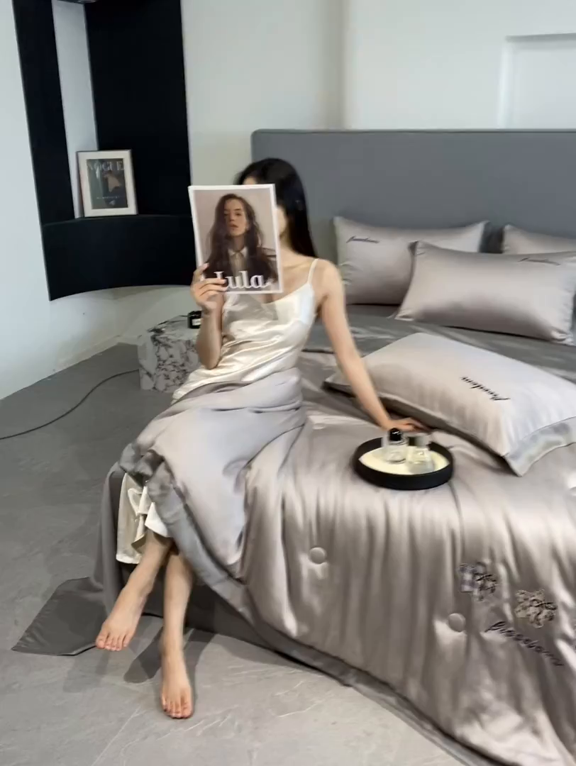 91家纺网 家纺一手货源 找家纺 云棉坊 2026新款水洗冰丝夏被宽边刺绣款-星空系列 星空-山灰+中灰