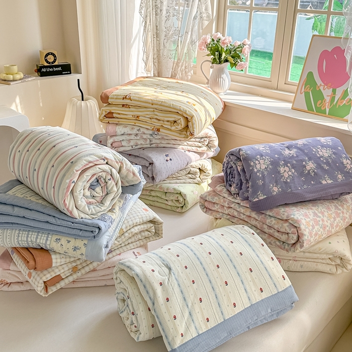 91家纺网 家纺一手货源 找家纺 秋泽家纺 2026新款A类云感双层纱大豆纤维夏凉被空调被小清新印花夏被 组合图仅供展示不可下单