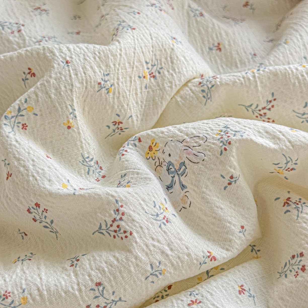 91家纺网 家纺一手货源 找家纺 秋泽家纺 2026新款A类云感双层纱大豆纤维夏凉被空调被小清新印花夏被 蓝境兔语