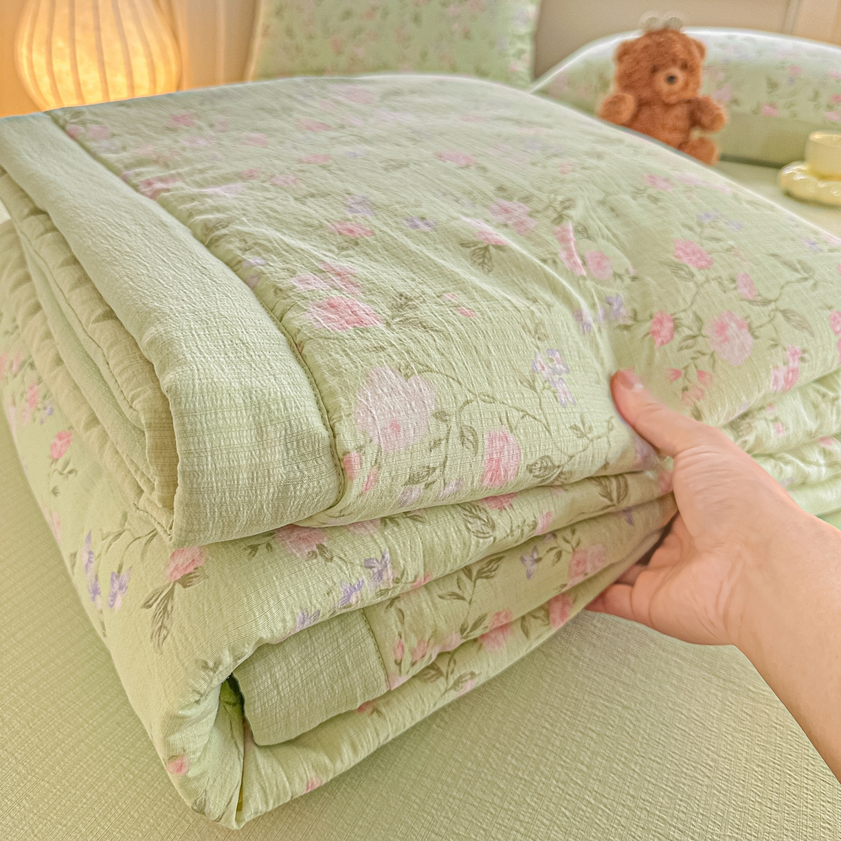 91家纺网 家纺一手货源 找家纺 秋泽家纺 2026新款A类云感双层纱大豆纤维夏凉被空调被小清新印花夏被 绿境花影